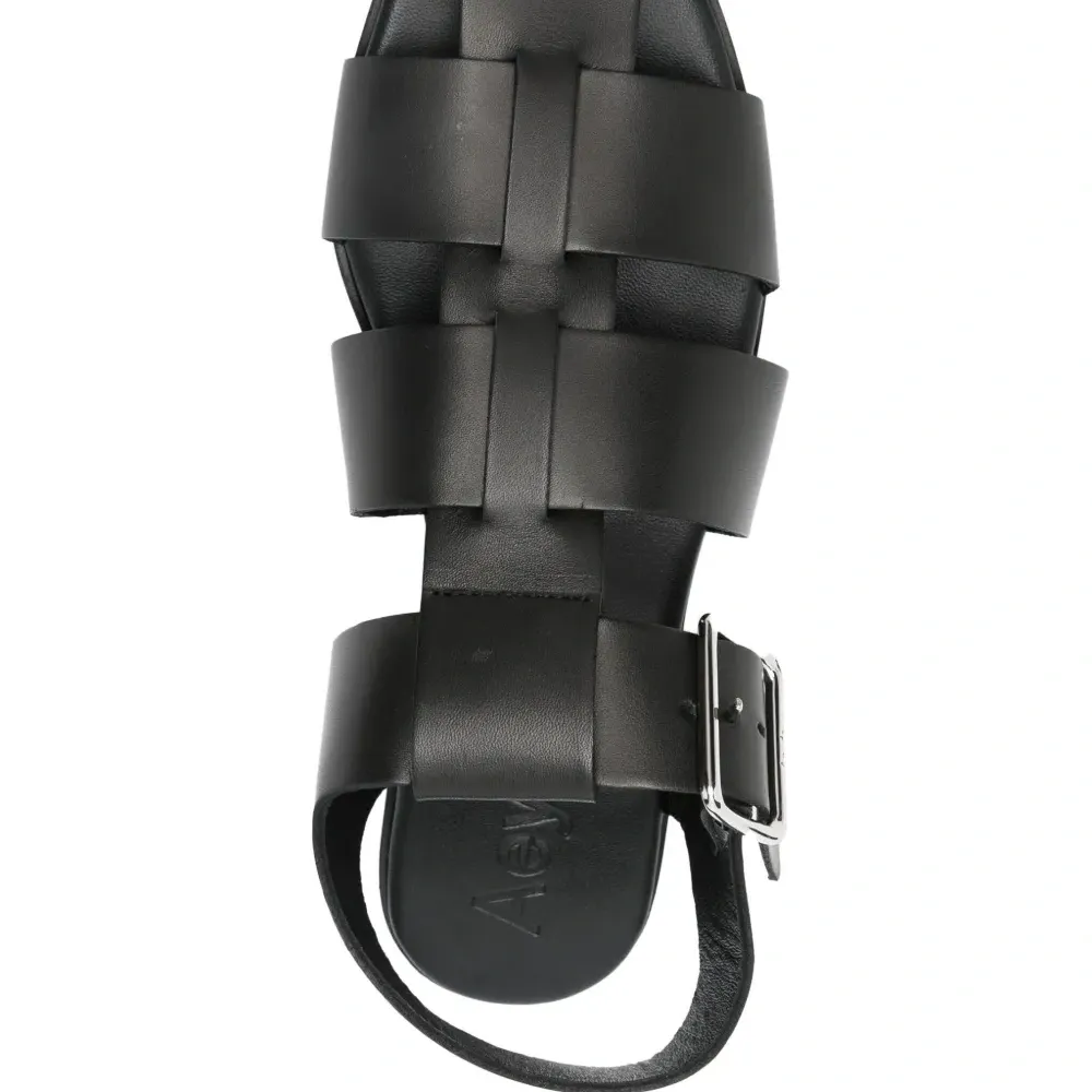 Сандалии с ремешками Сандалии с ремешками