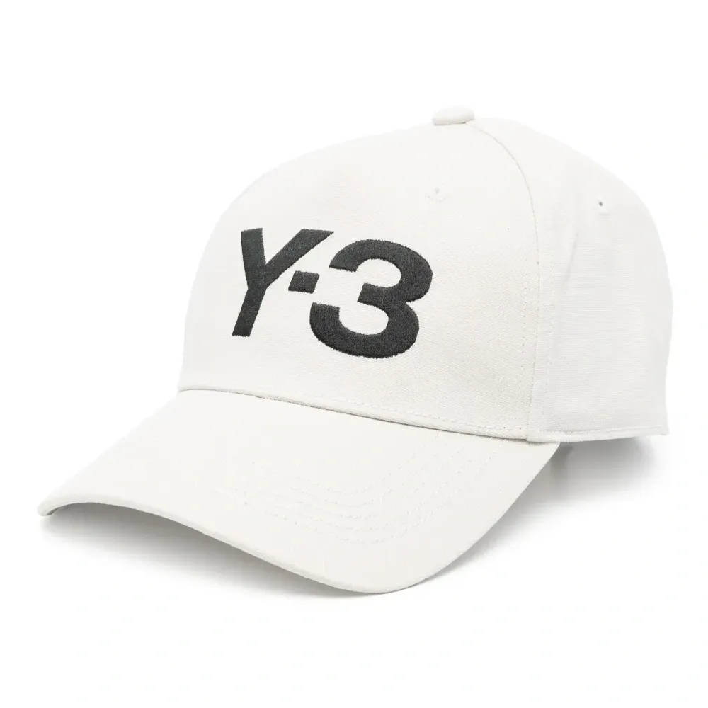 Кепка с вышитым логотипом