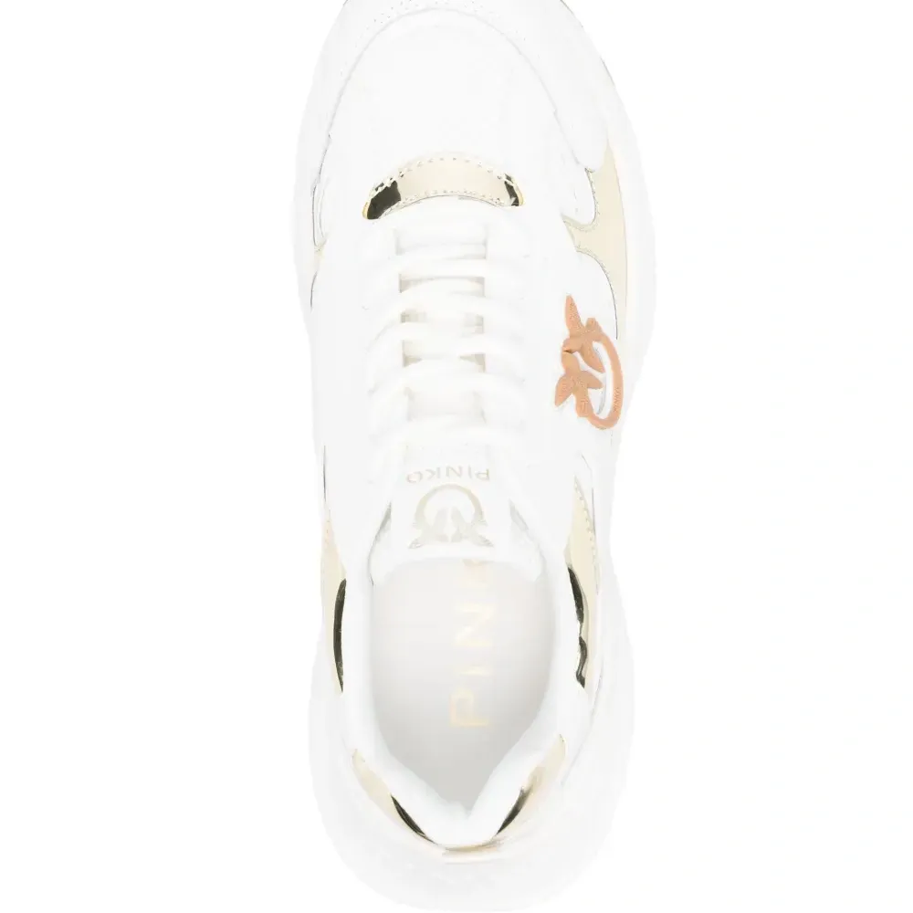 Кроссовки с нашивкой-логотипом