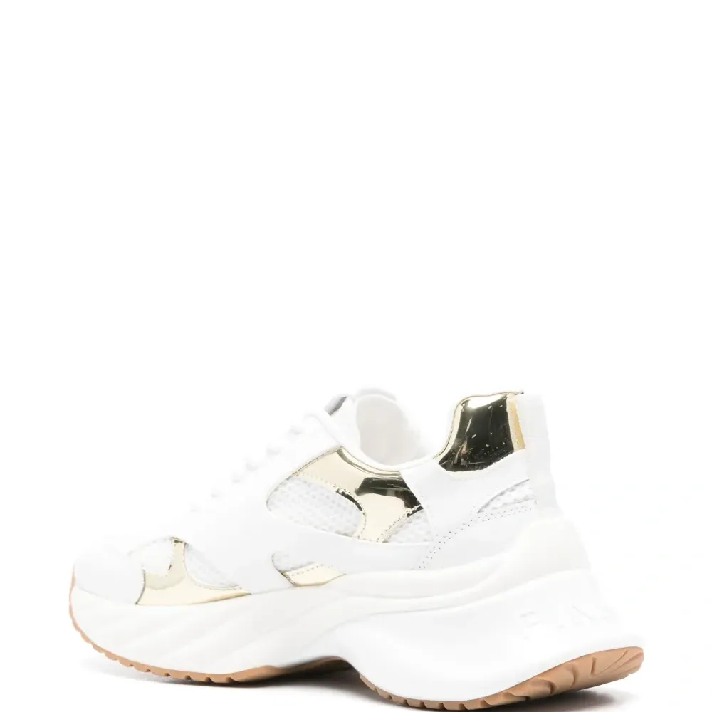 Кроссовки с нашивкой-логотипом