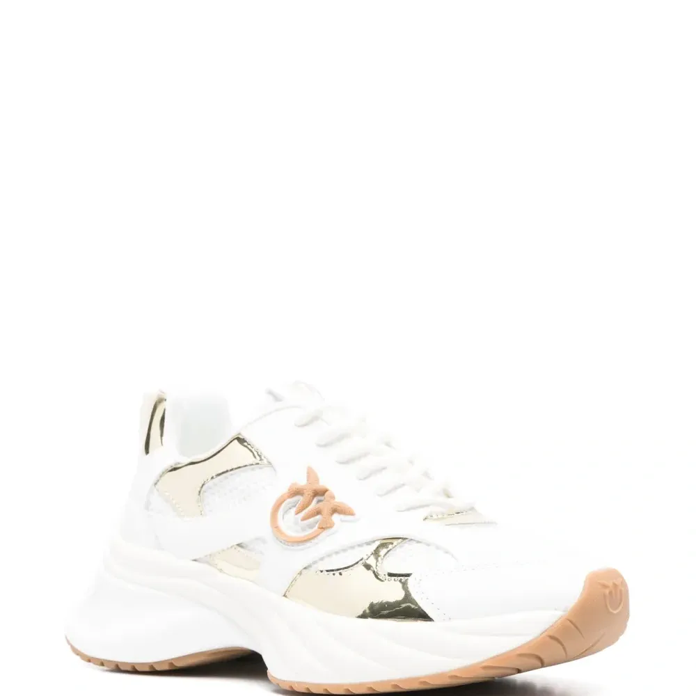 Кроссовки с нашивкой-логотипом