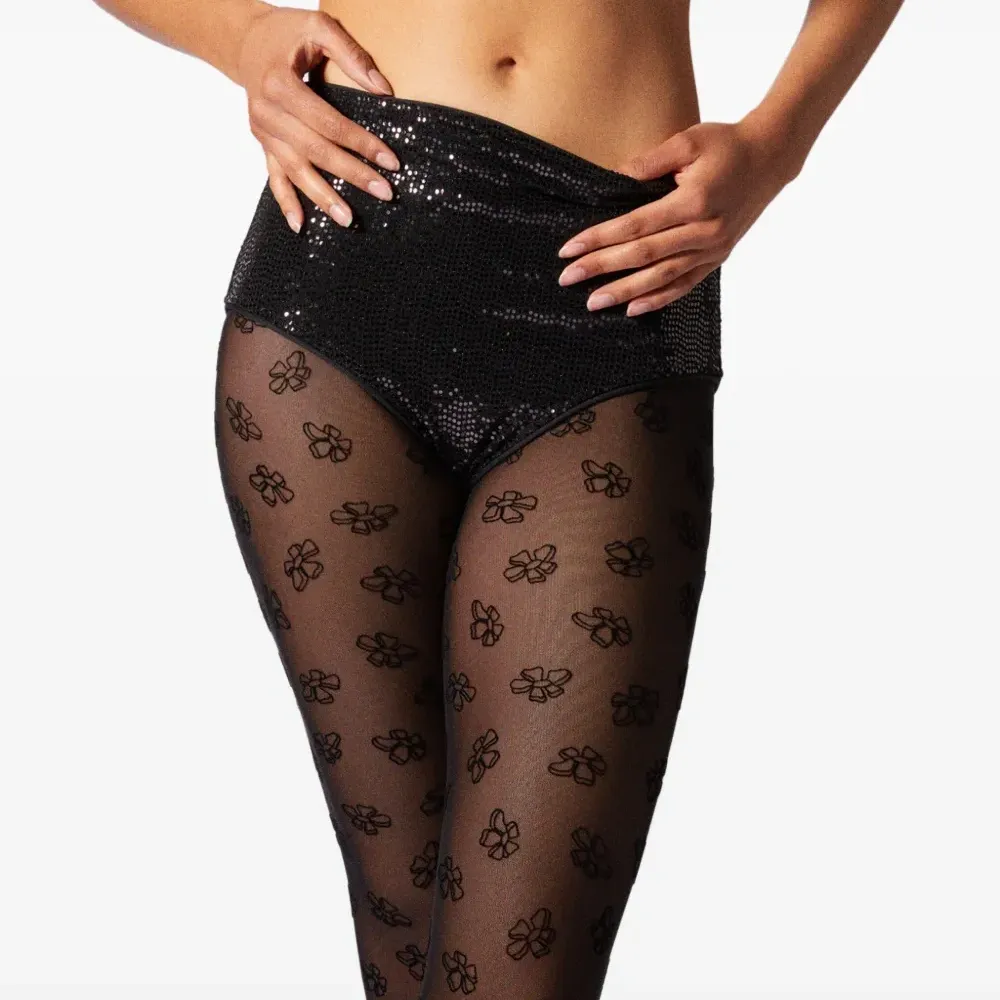 Короткие шорты со стразами