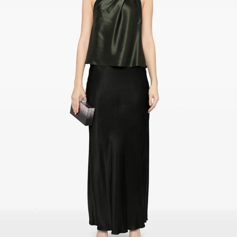 Топ асимметричного кроя с вырезом халтер