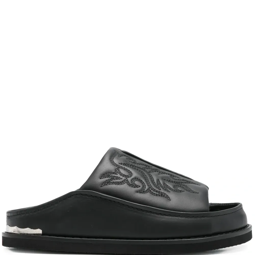 Сандалии с вышивкой