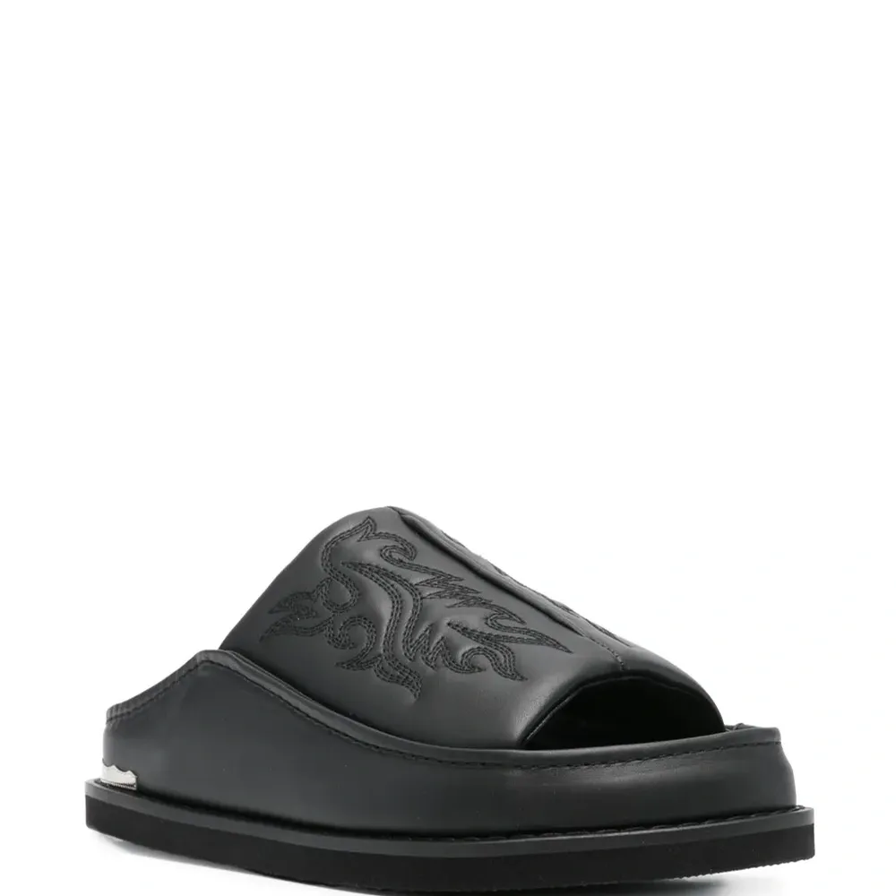 Сандалии с вышивкой