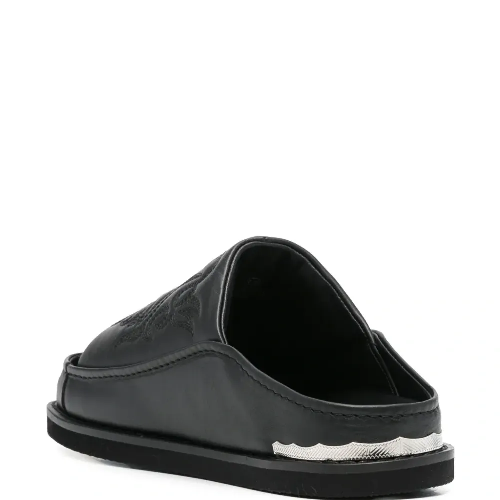 Сандалии с вышивкой