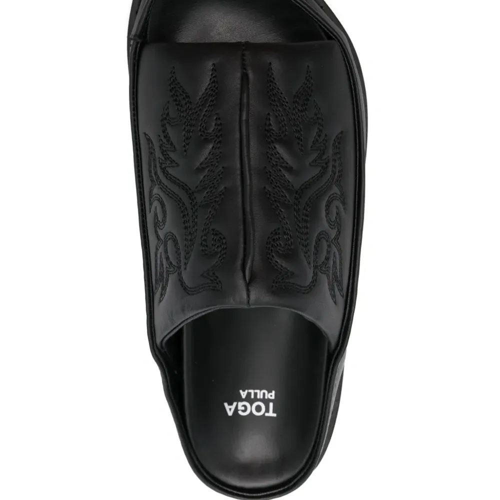 Сандалии с вышивкой