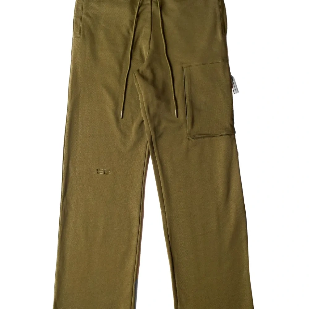 Спортивные брюки с карманами карго