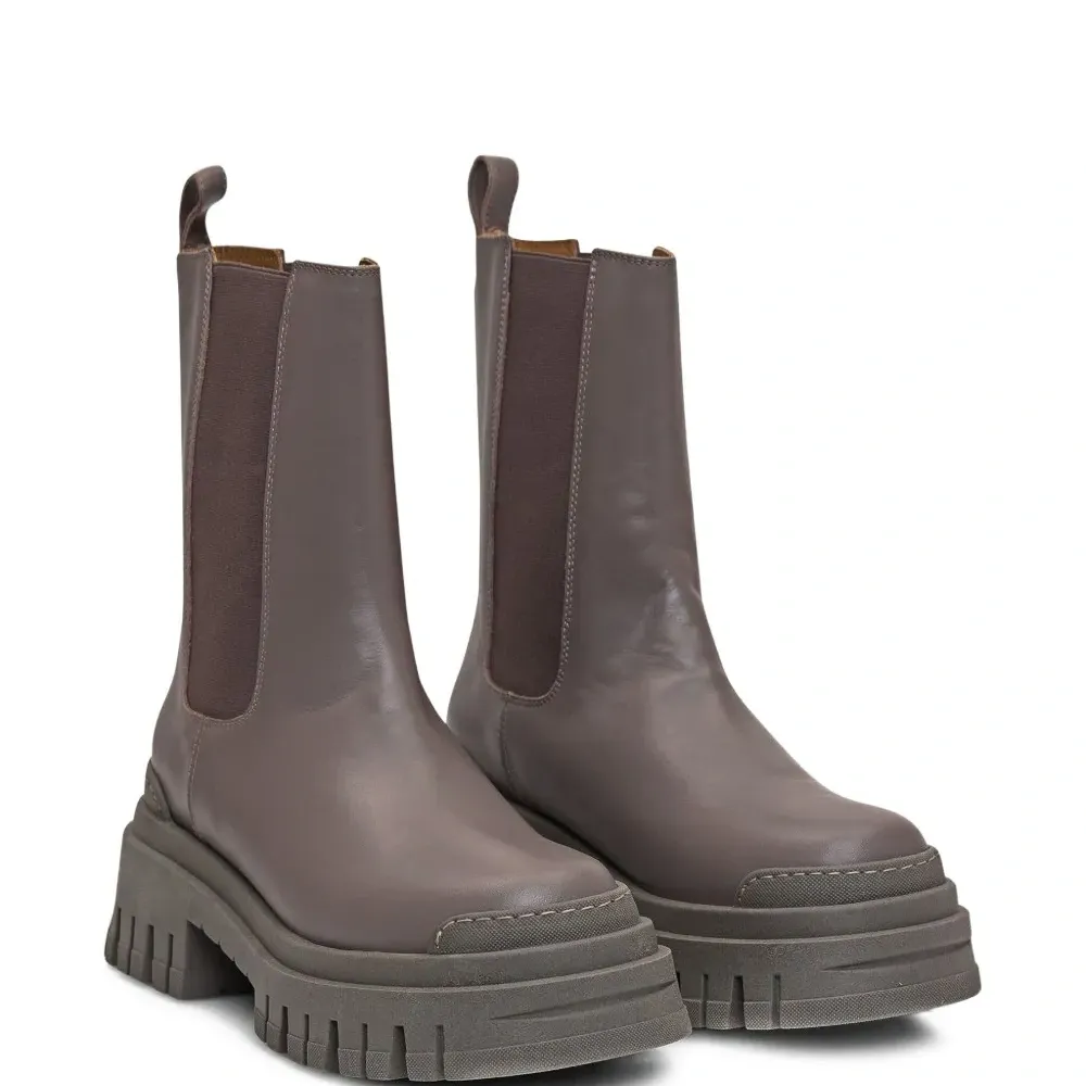 Ботинки челси на массивной подошве