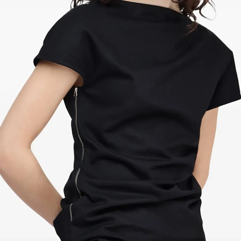 Блузка асимметричного кроя с драпировкой Блузка асимметричного кроя с драпировкой