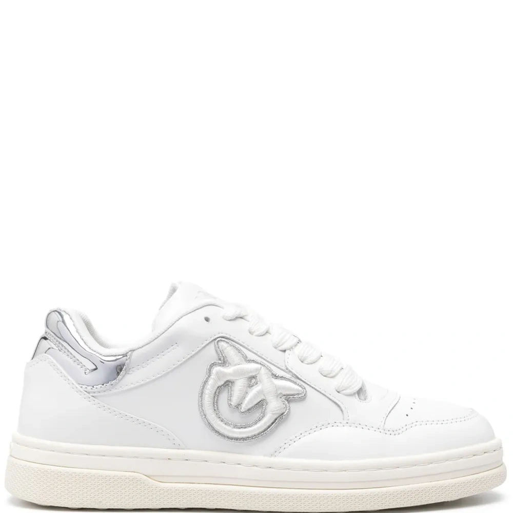 Кроссовки с вышитым логотипом