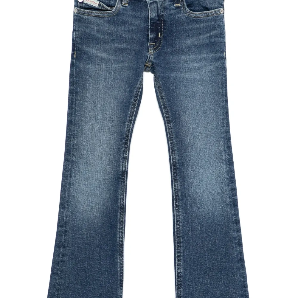 Расклешенные джинсы