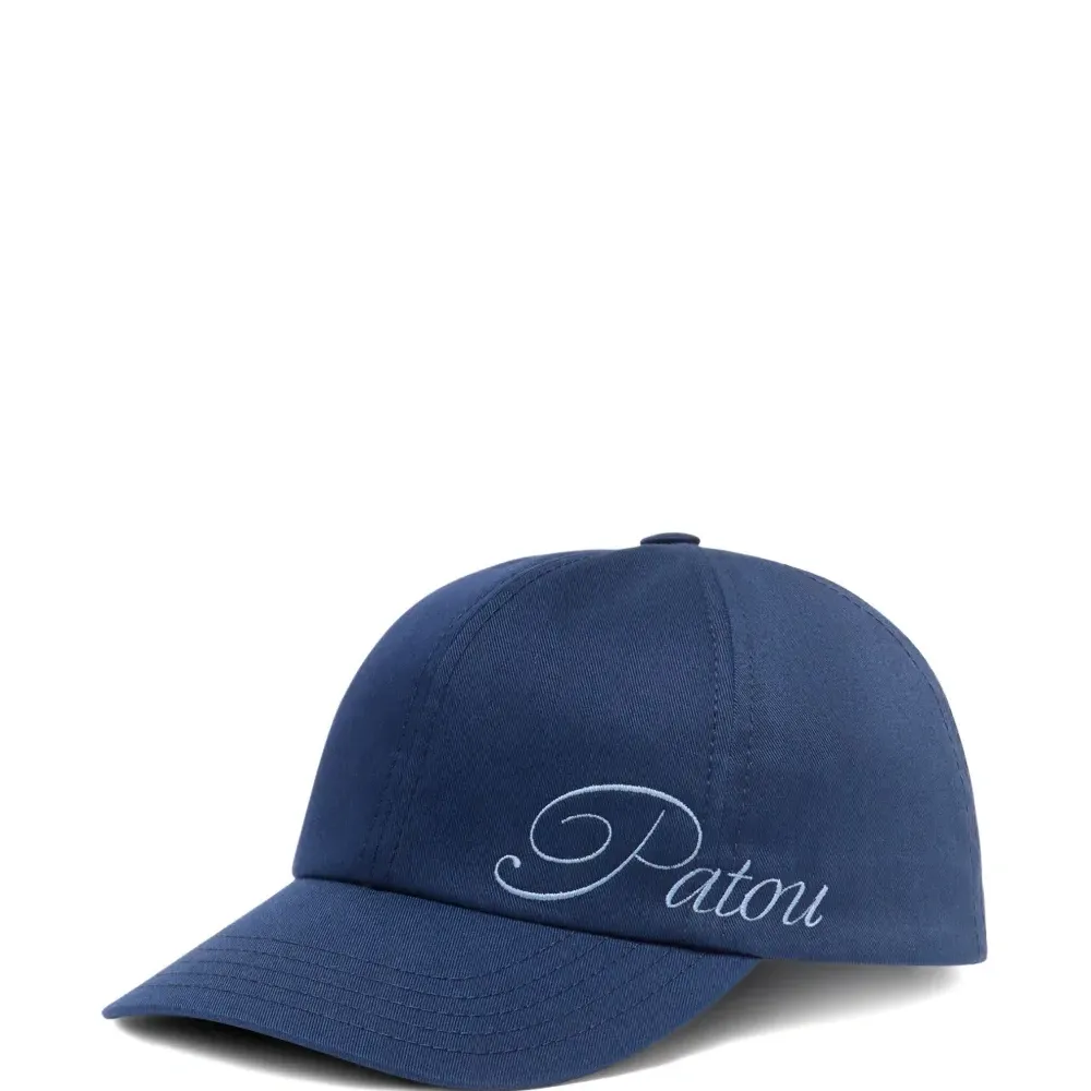 Кепка с вышитым логотипом