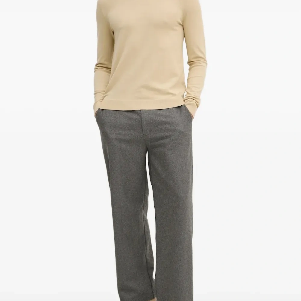 Свитер с круглым вырезом и длинными рукавами