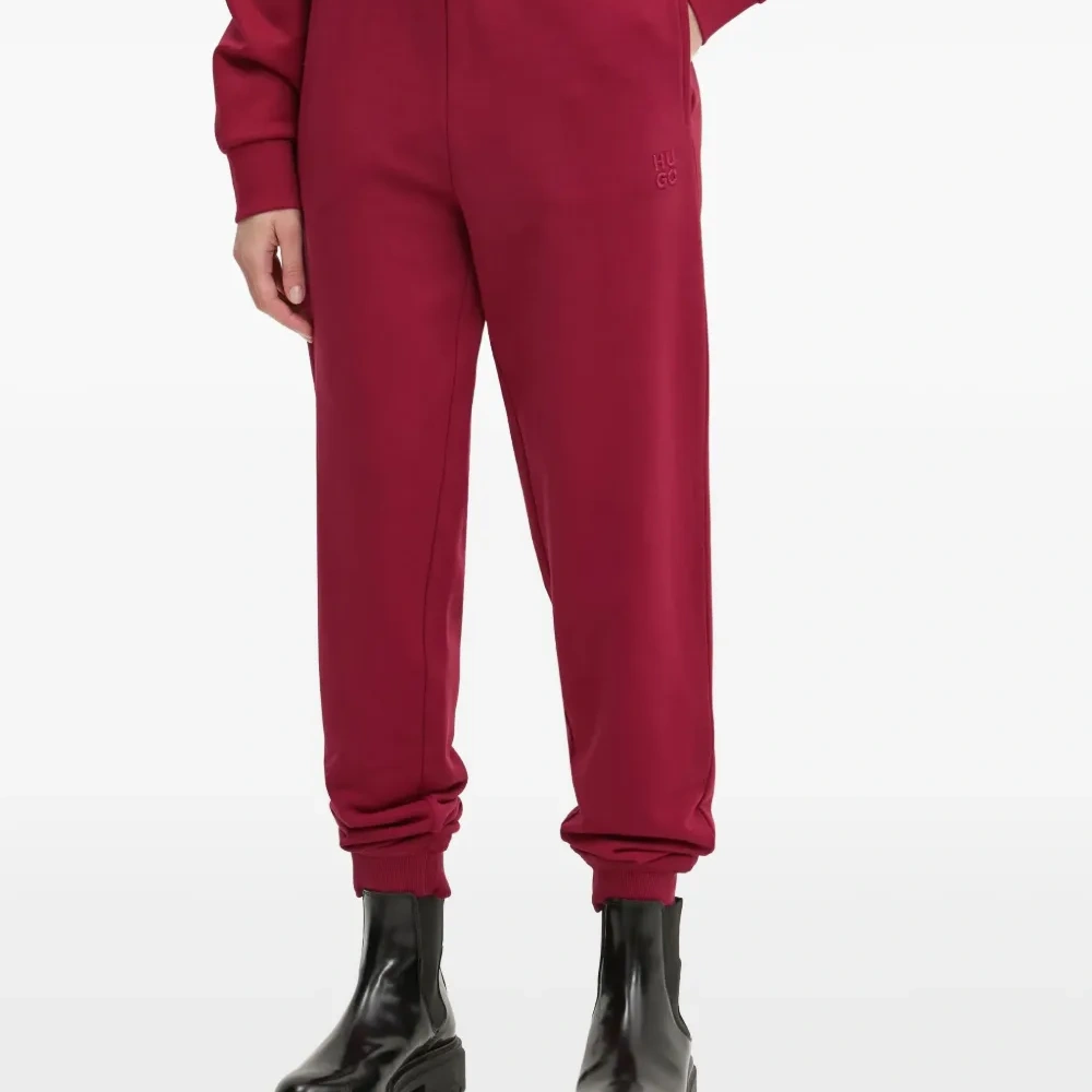 Спортивные брюки с вышитым логотипом