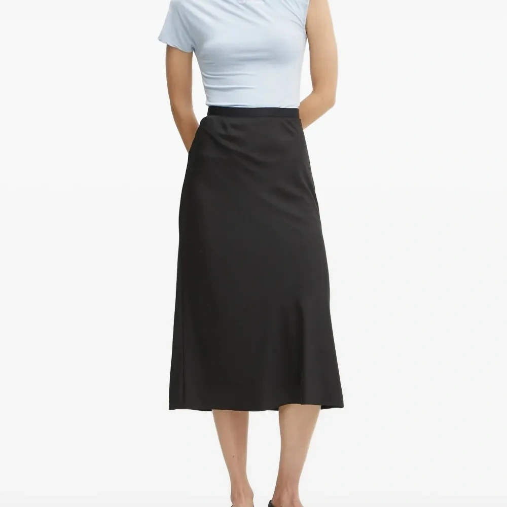 Футболка с асимметричным вырезом