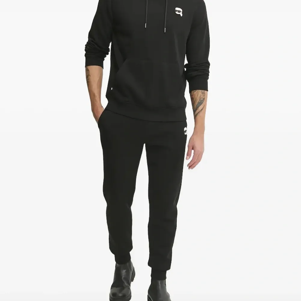 Худи с нашивкой-логотипом