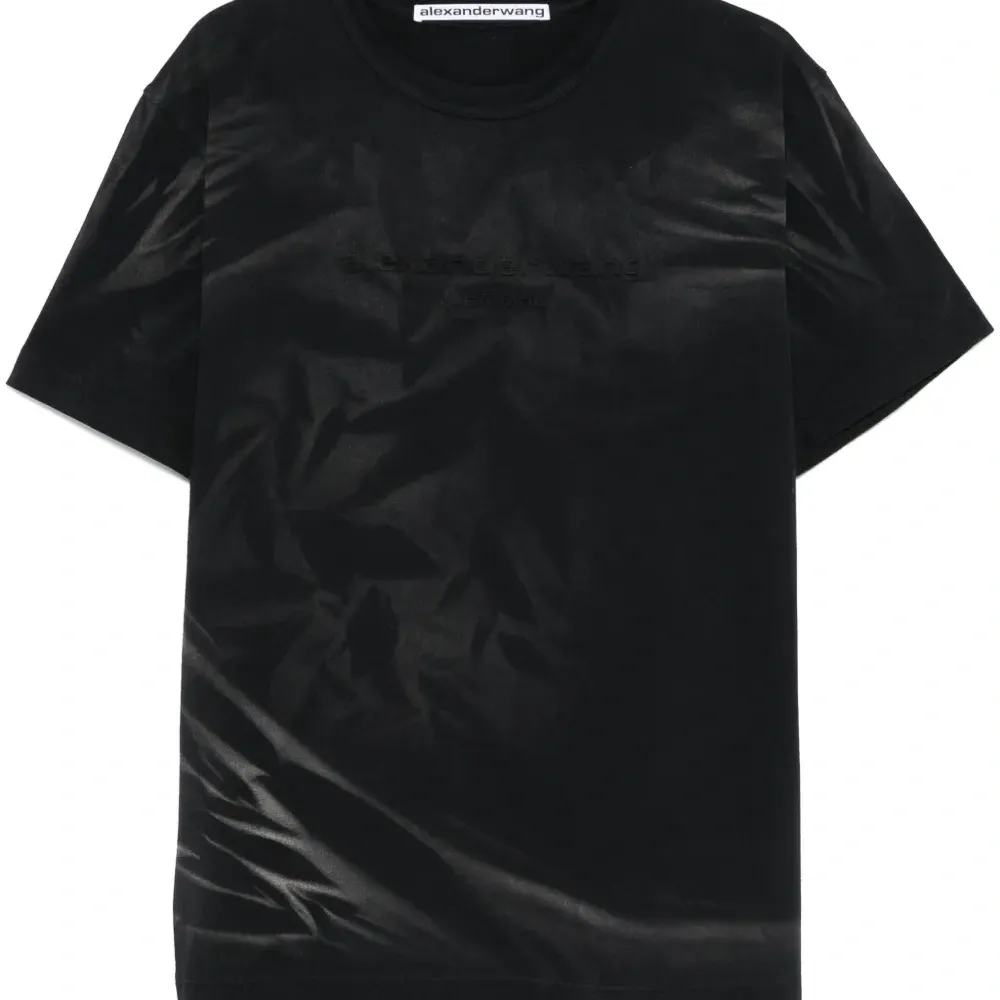 Футболка с тисненым логотипом Футболка с тисненым логотипом