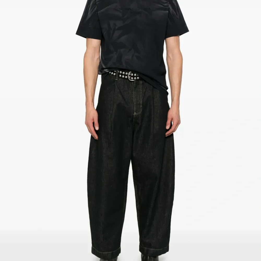 Футболка с тисненым логотипом Футболка с тисненым логотипом