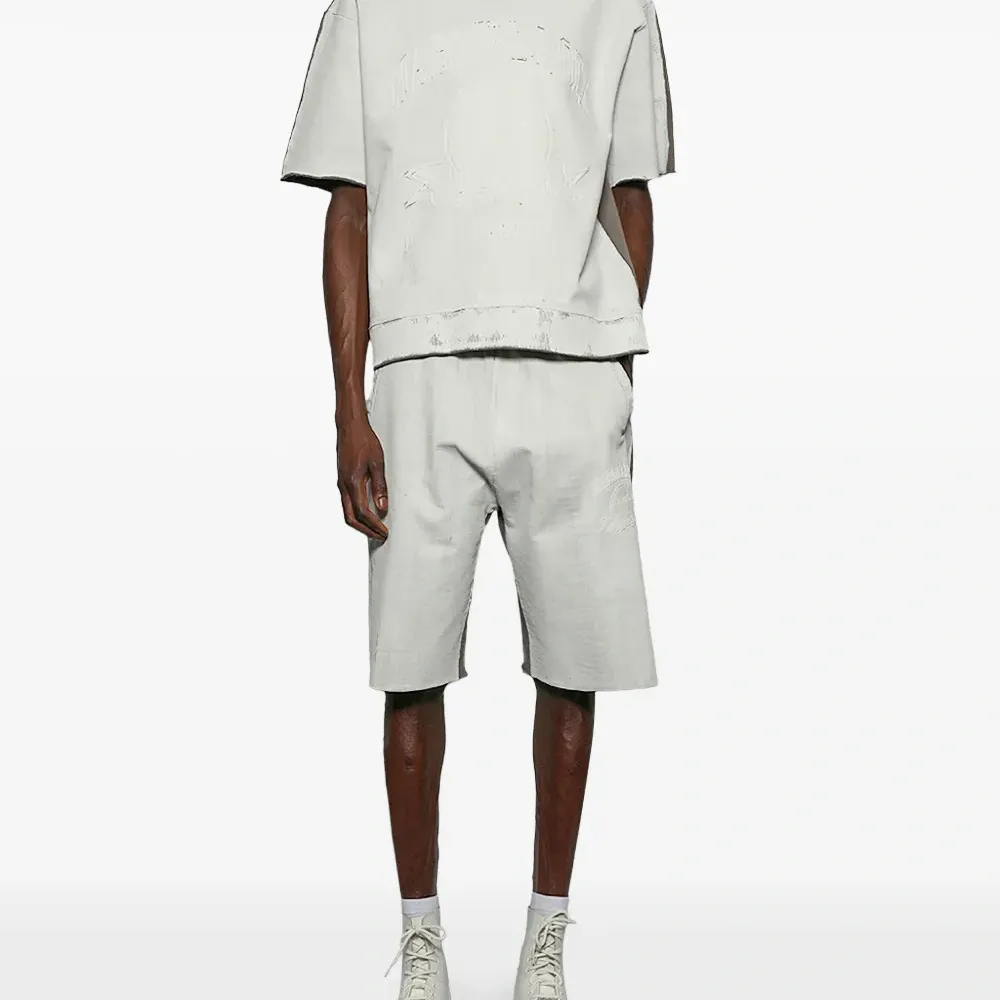 Футболка с вышитым логотипом