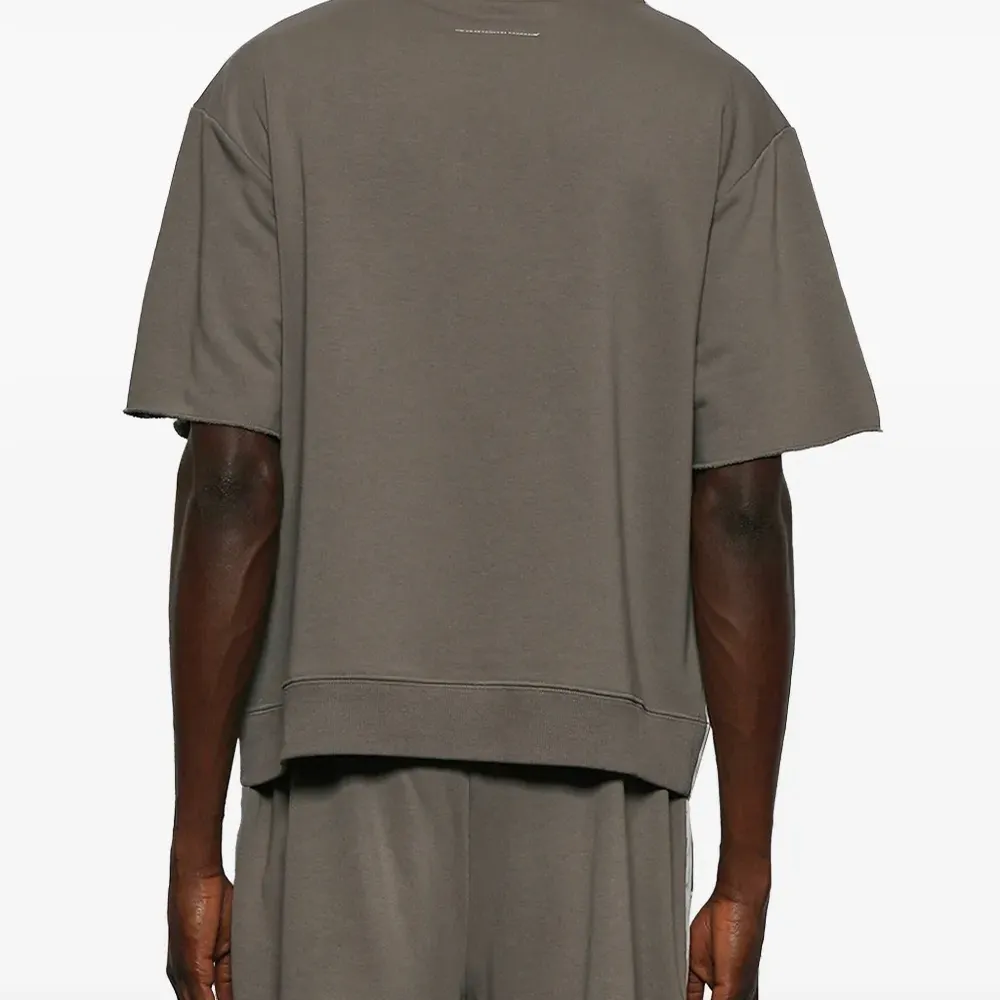 Футболка с вышитым логотипом