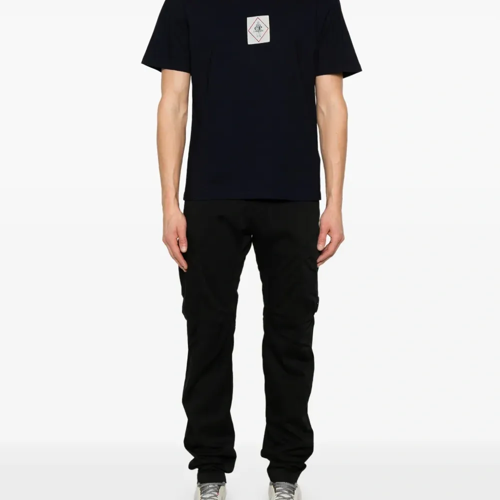 Футболка с нашивкой-логотипом