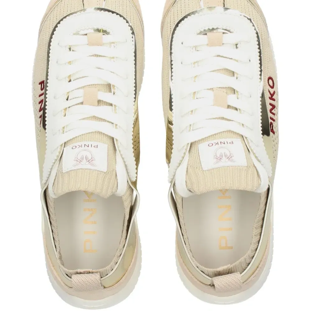 Кроссовки с вышитым логотипом Кроссовки с вышитым логотипом