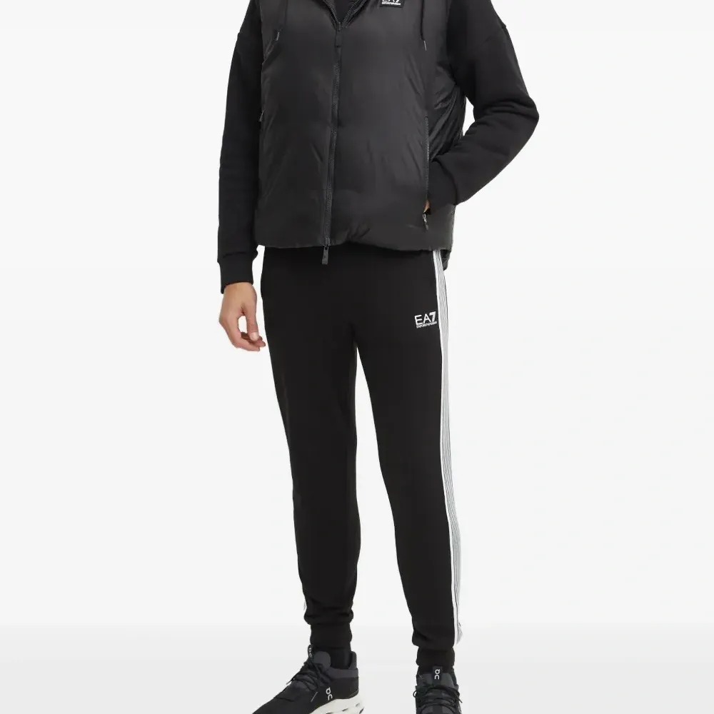 Свитшот с тиснёным логотипом