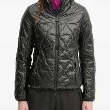 Стёганая куртка с капюшоном Стёганая куртка с капюшоном