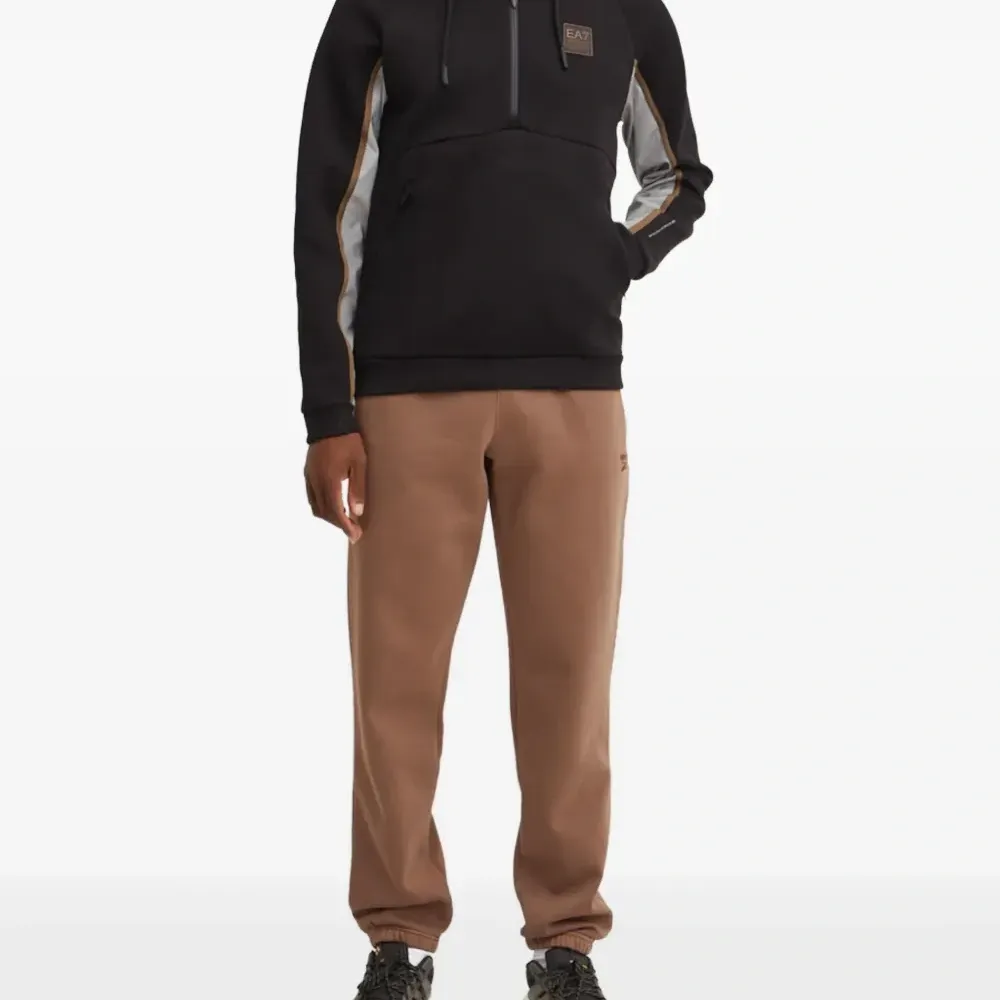 Толстовка с нашивкой-логотипом