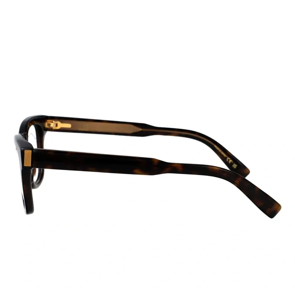 Очки в квадратной оправе