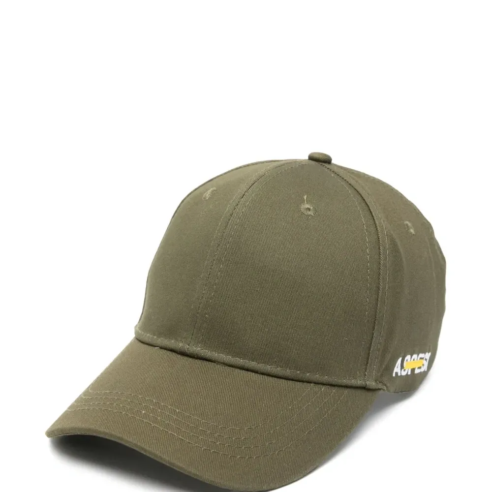 Кепка с вышитым логотипом