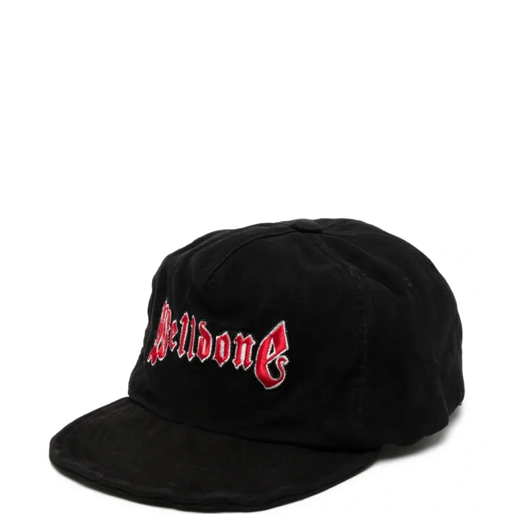 Кепка с вышитым логотипом