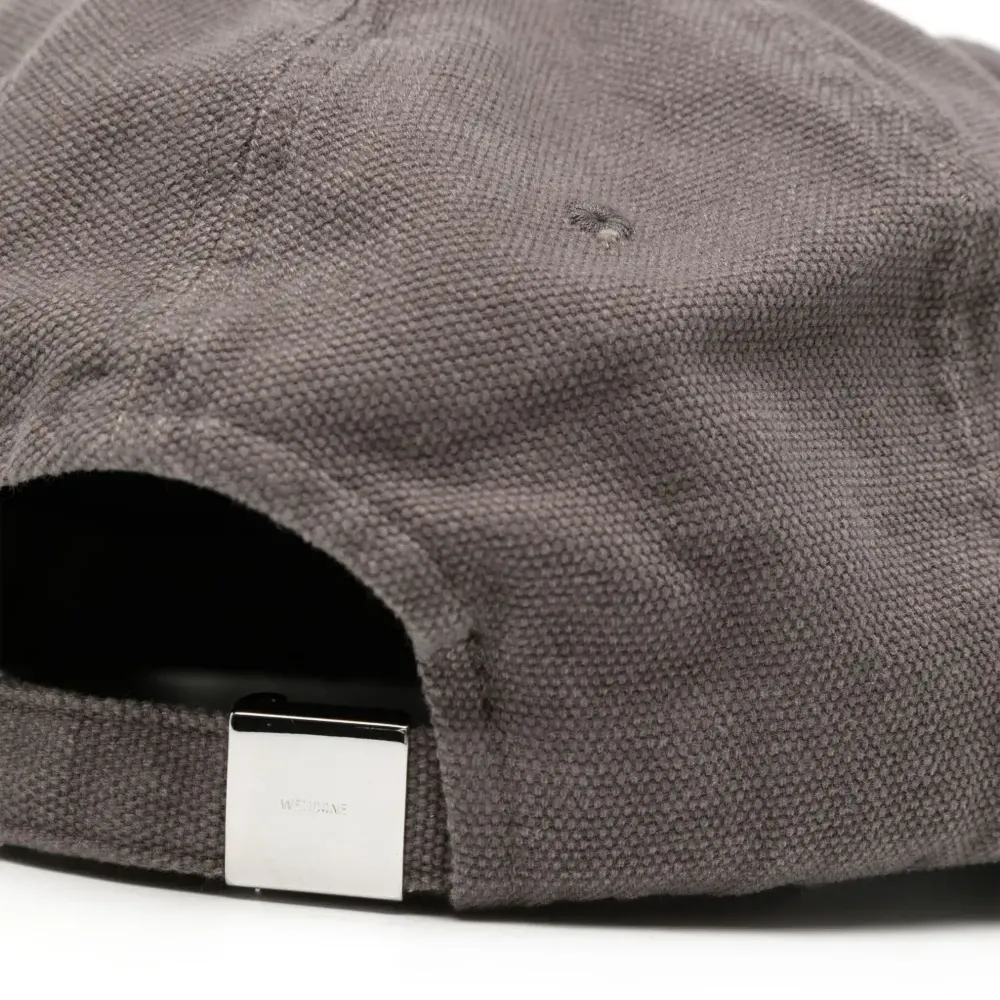 Кепка с вышитым логотипом