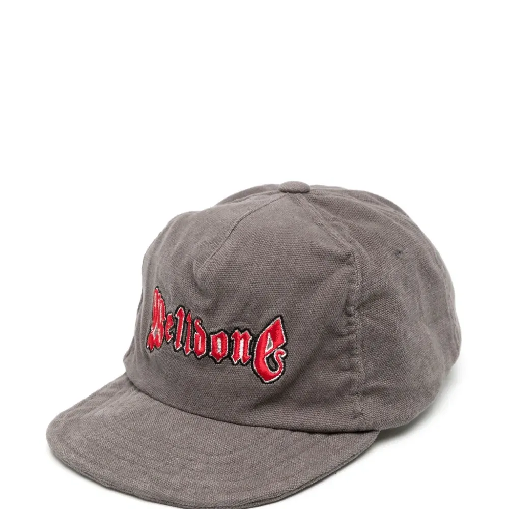 Кепка с вышитым логотипом