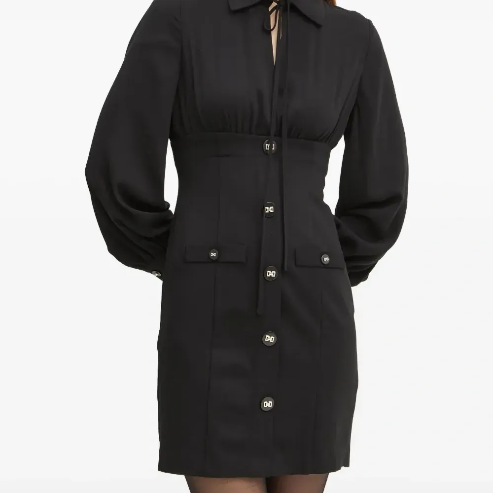 Платье с декоративными пуговицами