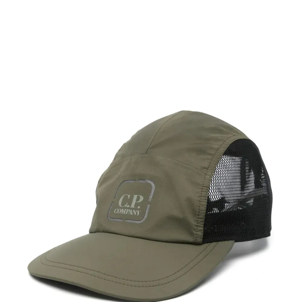 Кепка с логотипом