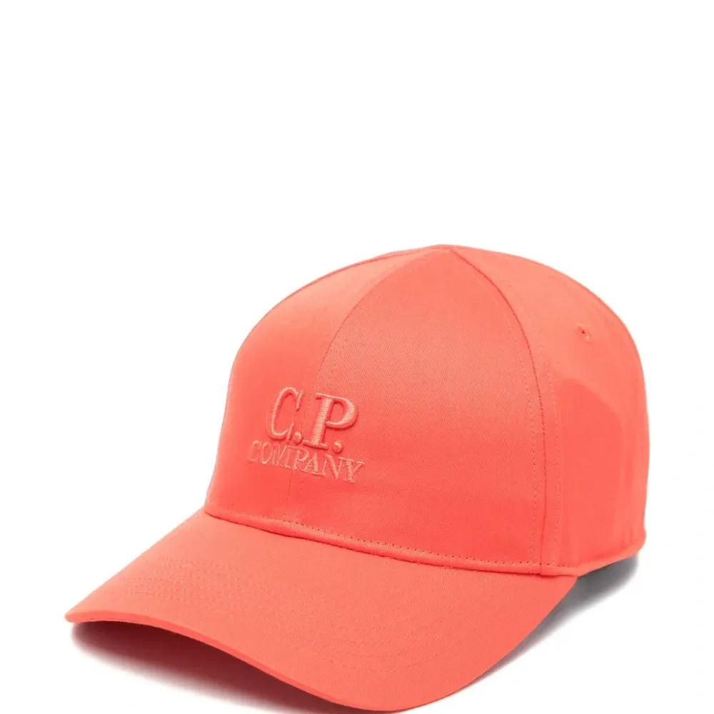 Кепка с вышитым логотипом