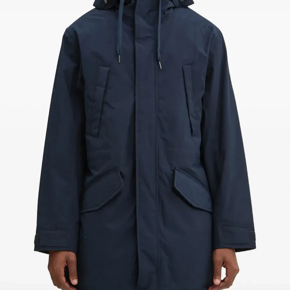 Парка с капюшоном и карманами Парка с капюшоном и карманами