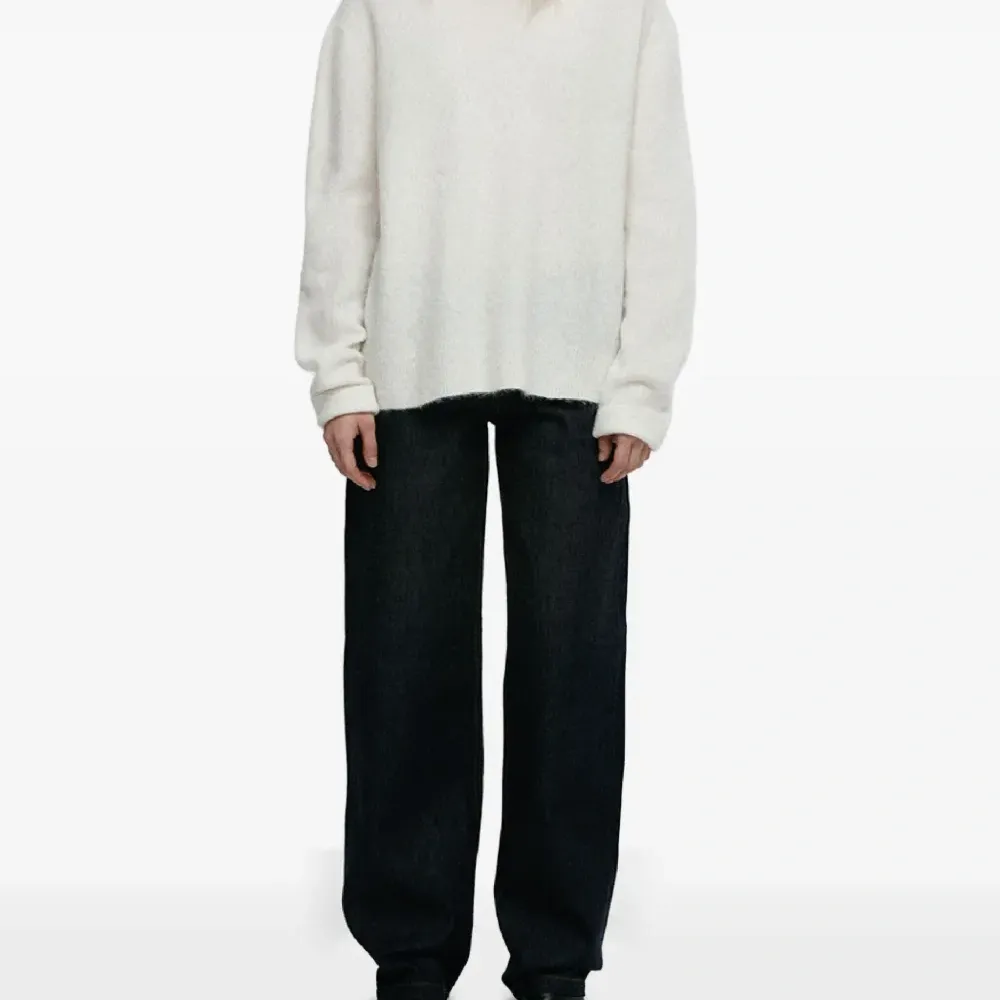 Свитер с круглым вырезом