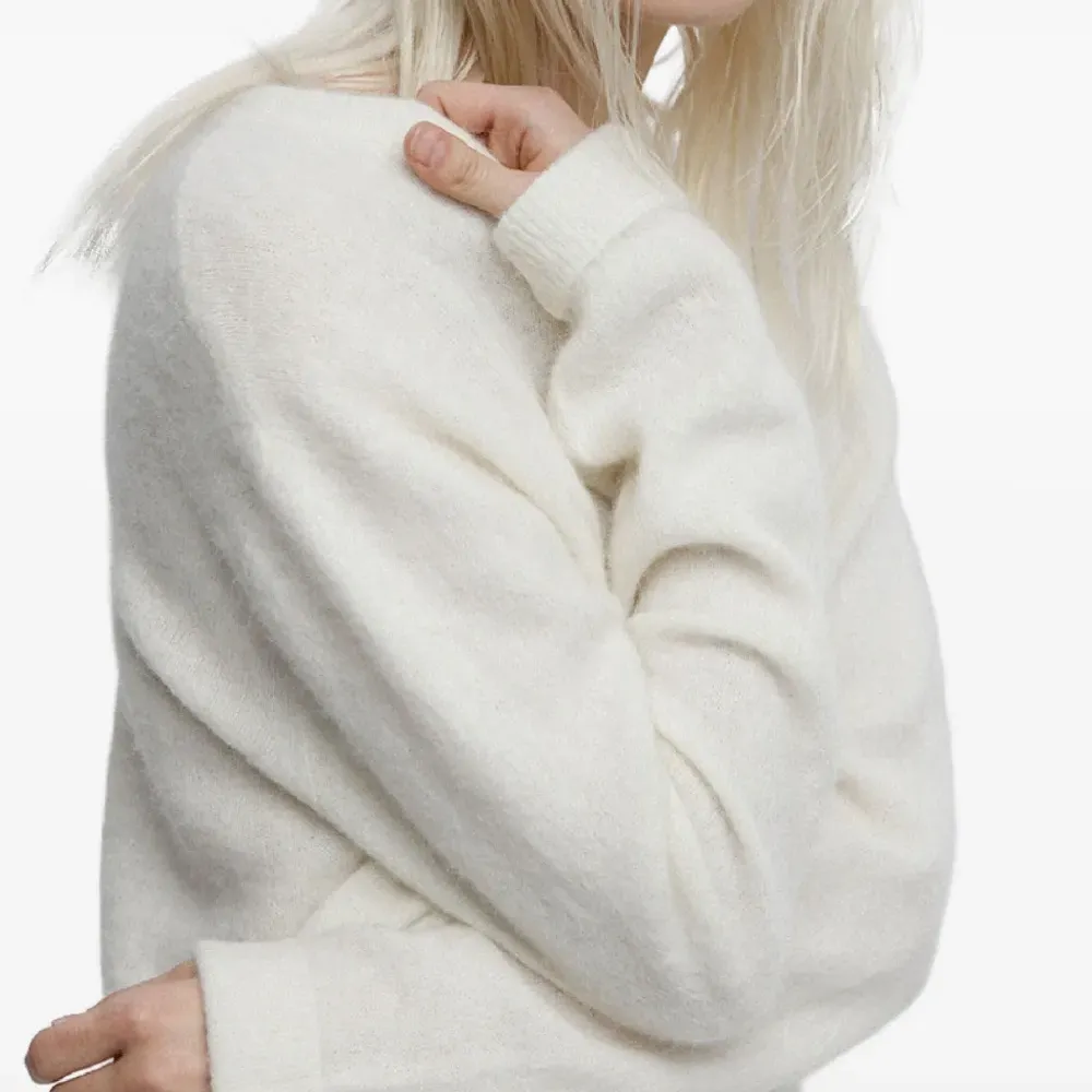 Свитер с круглым вырезом