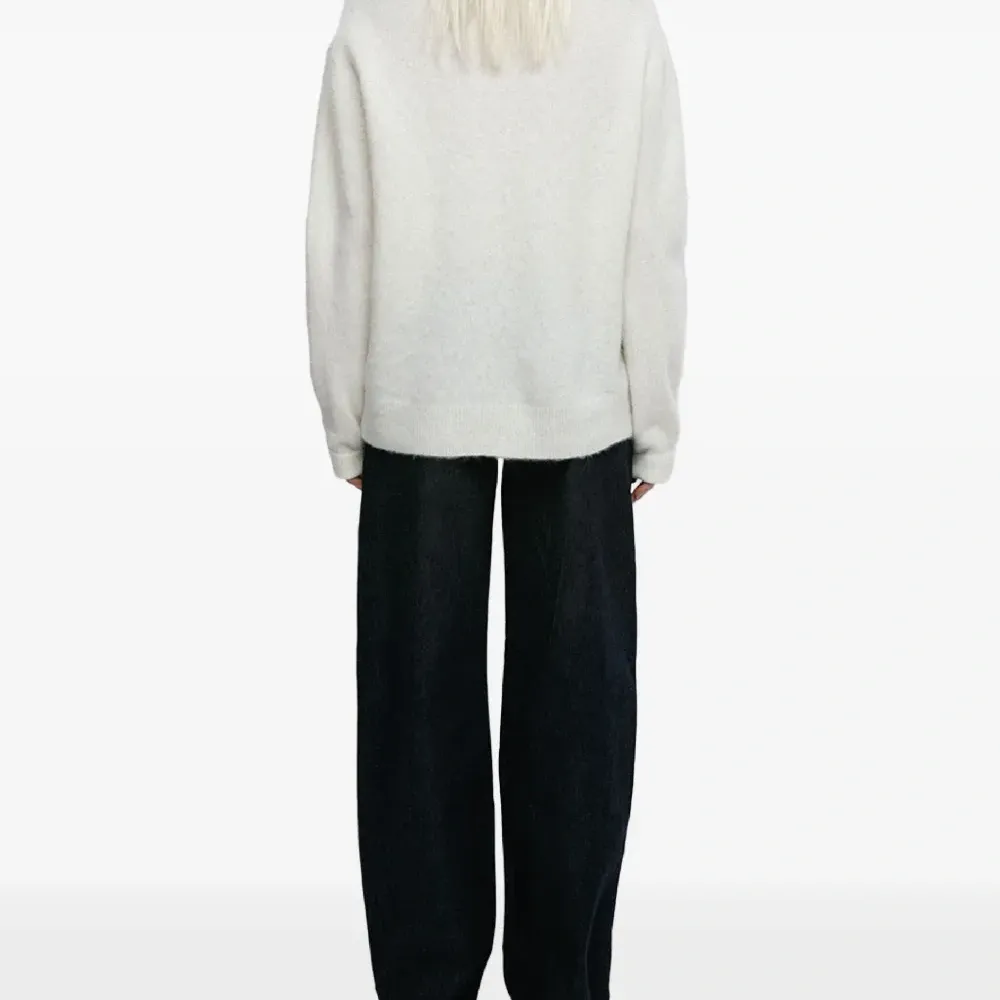 Свитер с круглым вырезом