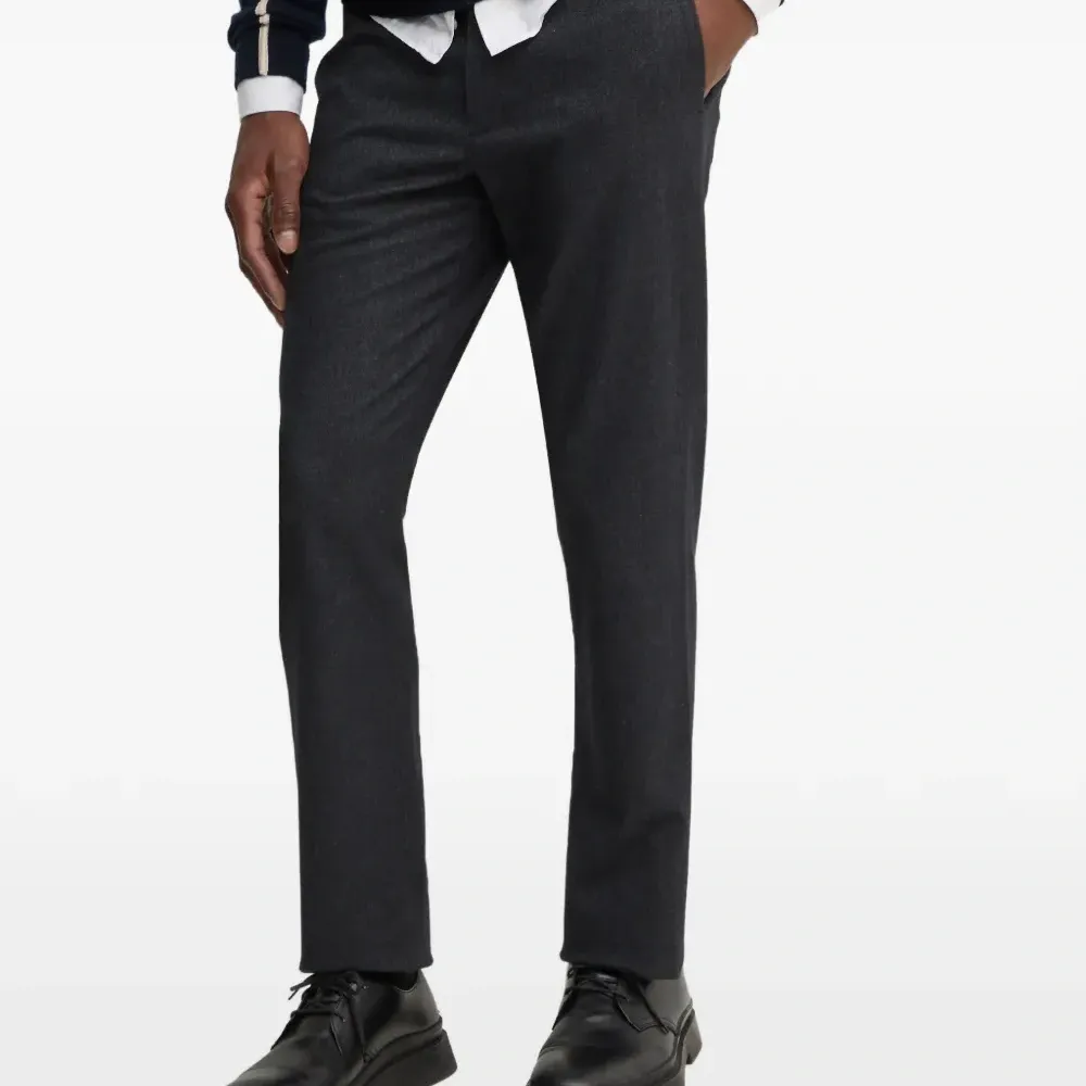 Брюки с задними карманами