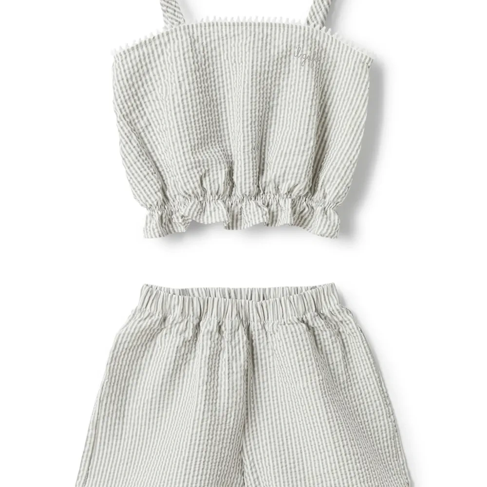 Комплект из футболки и шортов