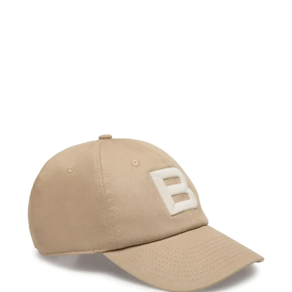 Кепка с нашивкой-логотипом