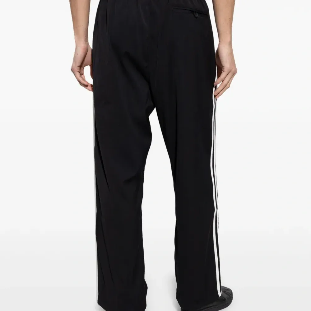 Спортивные брюки с лампасами