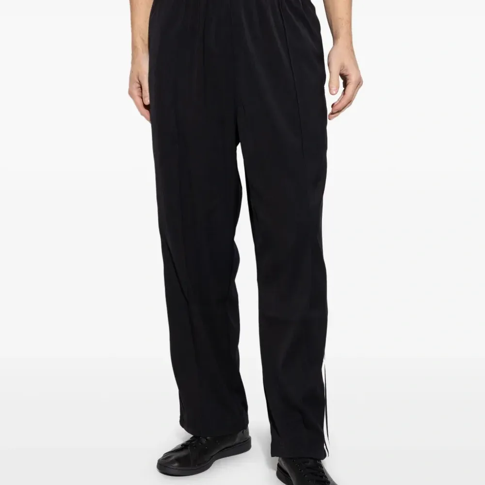 Спортивные брюки с лампасами