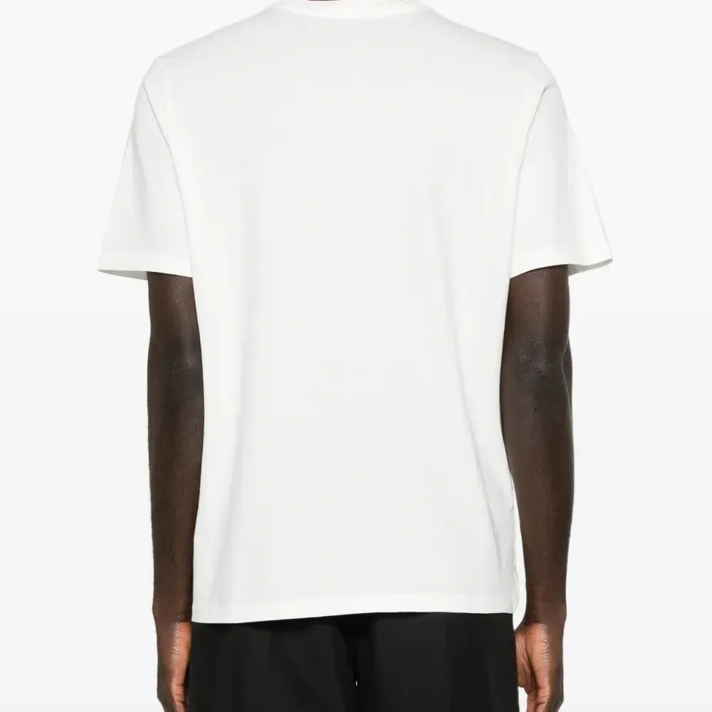 Футболка с вышитым логотипом