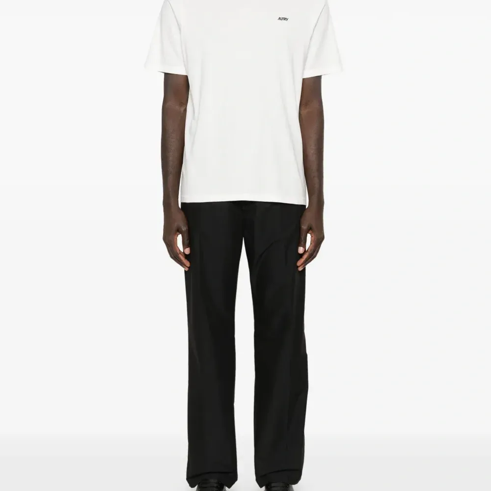 Футболка с вышитым логотипом