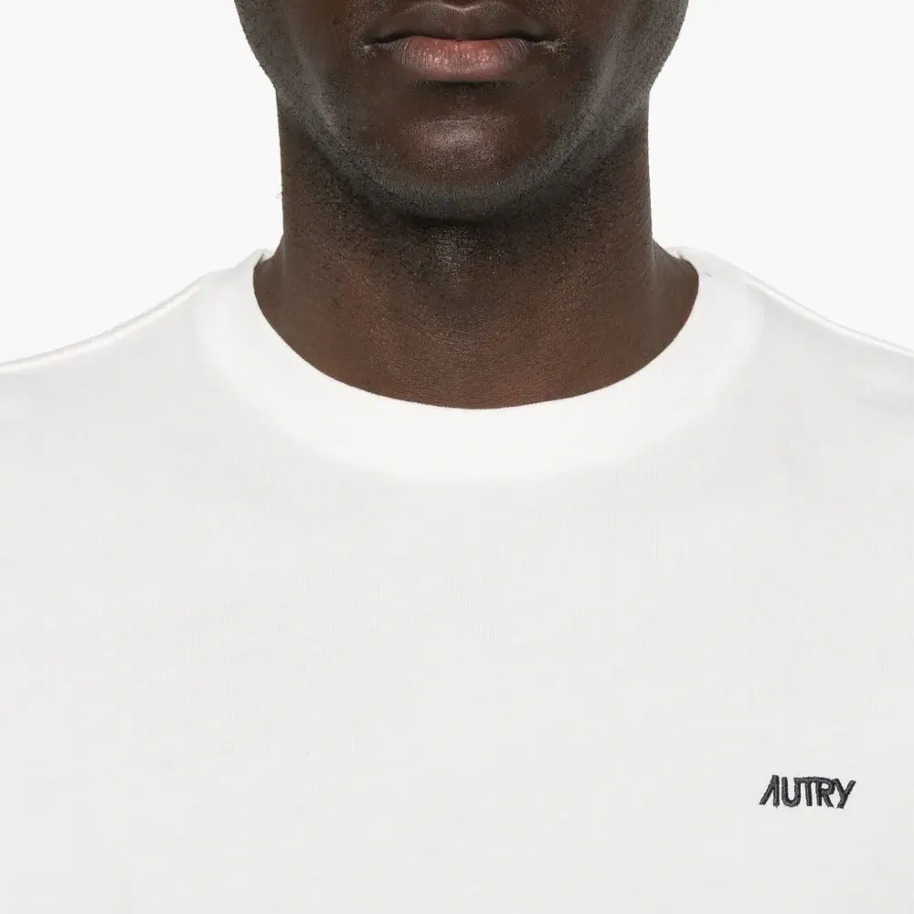 Футболка с вышитым логотипом